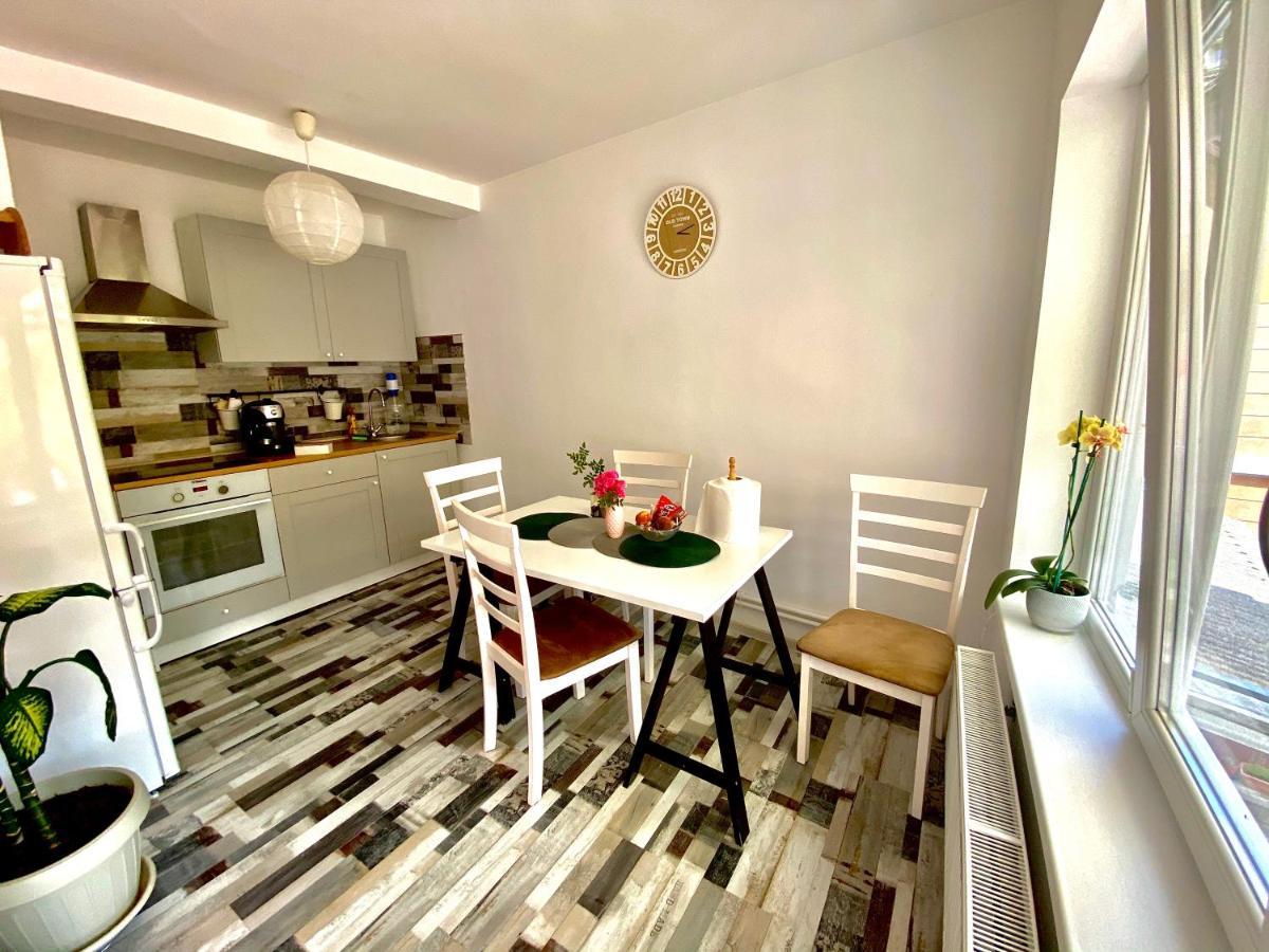 Vinyl'S Place Brasov Bagian luar foto